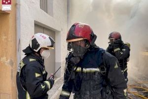 Fallece un octogenario y su mujer es trasladada al hospital por inhalación de humo en un incendio en Torreblanca