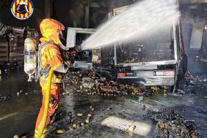 Un incendi arrasa una nau industrial a Silla
