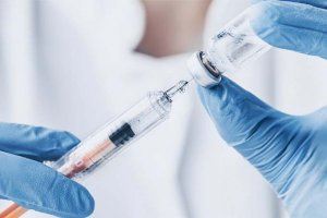 Sanidad decide hoy si amplía hasta los 65 años la vacunación con AstraZeneca