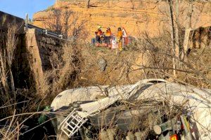 Un camión cae por un puente en el Rincón de Ademuz y provoca un incendio