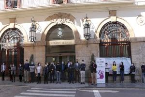 Sagunt guarda un minut de silenci en senyal de condemna i repulsa pels presumptes assassinats masclistes ocorreguts a El Molar (Madrid)