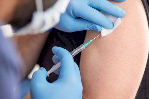 La Comunitat continuarà vacunant amb AstraZeneca perquè els "beneficis de la vacuna continuen superant els riscos"