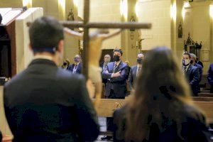 El alcalde Luis Barcala cierra el Vía Crucis Oficial de Semana Santa con la lectura de la XIV Estación