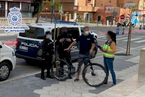 Sostrauen a Benidorm la bicicleta a un membre de l'equip Eslovac de Triatló