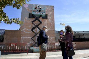 Un mural en homenaje a Kathrine Switzer, la primera mujer maratoniana, abre el circuito de arte urbano PaiportART