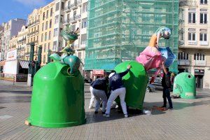Artistas falleros plantan un monumento sobre seis contenedores de vidrio de València para animar a reciclar