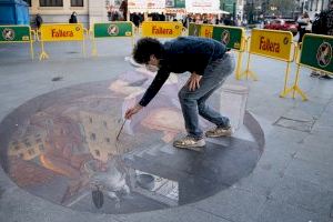 Eduardo Relero homenajea al pueblo valenciano y a las Fallas con una obra en el suelo de la Estación del Norte