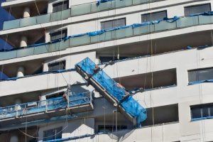 Un policía fuera de servicio salva la vida a un trabajador descolgado en la fachada de un 12º piso de Valencia