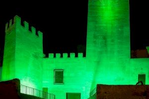 Bétera ilumina de verde el castillo tras sumarse a la Global Greening en el Día de San Patricio