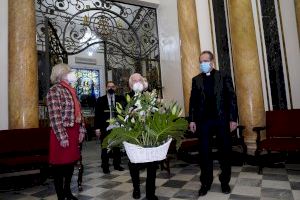 El Cardenal acude a la Basílica de la Virgen de los Desamparados para ofrecer un ramo de flores a la patrona de Valencia