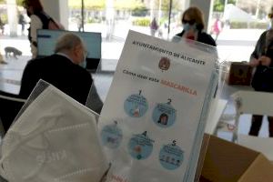 Alicante cuida a sus mayores regalando más de 15.000 mascarillas contra el COVID-19