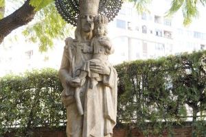 Veneran una estatua de San José esculpida con restos de otra destrozada en el terremoto de 2003 en Valencia