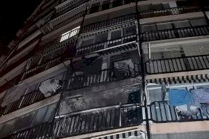 Un incendio en un gran edificio de Benidorm obliga a desalojar a medio centenar de vecinos