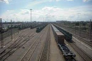 Adif licita la gestión de maniobras y operaciones de tren en la terminal de mercancías de Valencia Fuente de San Luis