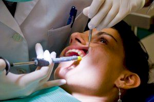 Los dentistas recomiendan una visita periódica, algo que no hace la mitad de la población española