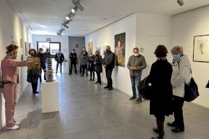 Primera visita guiada a l'exposició ‘Lo Visible’ en el Centre Cultural Melchor Zapata