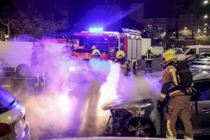 Los Bomberos del SPEIS intervienen en la extinción de un incendio en un  vehículo en la zona Norte anoche junto a Policía Local y Nacional