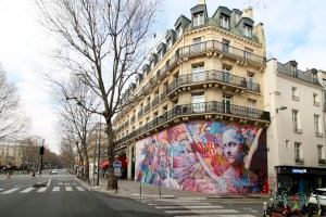 El dúo de artistas valencianos Pichiavo pinta un mural de grandes dimensiones en el Barrio Latino de París