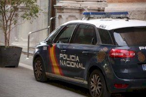 Una festa il·legal de 14 persones a València acaba amb un policia ferit