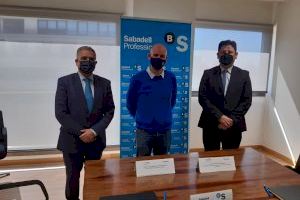 La Asociación de Empresarios del Polígono Industrial Puente Alto de Orihuela suscribe un convenio con Banco Sabadell