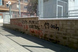 El Ayuntamiento de Petrer lleva a cabo la limpieza de varios grafitis por actos vandálicos en edificios municipales