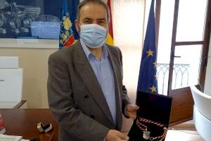 Antonio Pastor recibe la medalla y el pin como nuevo concejal del Ayuntamiento de Villena