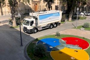 El Ayuntamiento de Orihuela presenta un nuevo camión de última generación, con carga lateral, para la recogida de residuos