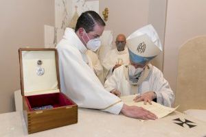 El cardenal Cañizares bendice el nuevo altar de la parroquia Nuestra Señora de Terramelar de Paterna