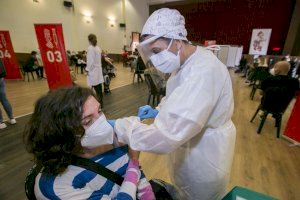 Sanitat vacunarà aquesta setmana a 120.000 valencians majors de 80 anys, grups prioritaris i docents