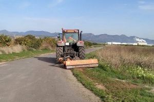 Xilxes trabaja en la adecuación de caminos rurales y desbroce de acequias