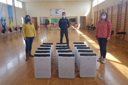 El Ayuntamiento de Agost instala 40 equipos purificadores de aire en los dos colegios y el instituto