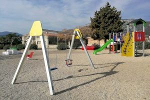 L'ajuntament de Rossell renova el mobiliari del parc infantil