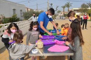 El passeig marítim de la Platja Casablanca d'Almenara s'ompli de color amb el taller de confecció de milotxes