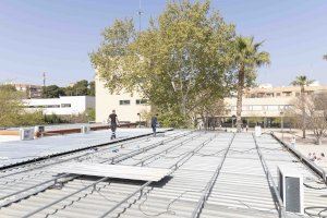 Nova sobrecoberta a les aules prefabricades del CEIP Príncep d'Espanya per evitar goteres