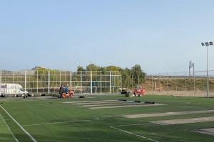 Comienzan a instalar el nuevo césped artificial del campo de fútbol 8 de Benaguasil