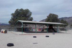 Crevillent acondiciona el porche y el patio de Educación Infantil del CEIP Mas Magro