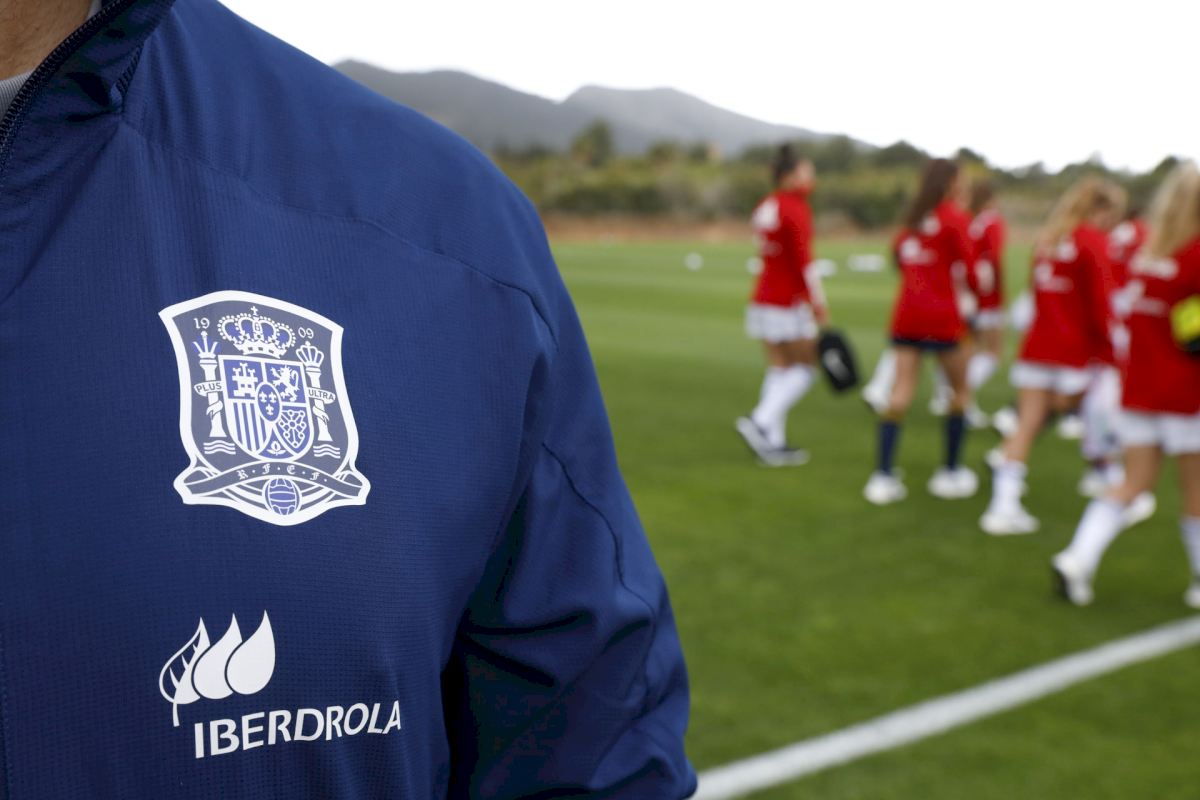 juego máquina de coser maximizar La selección española femenina Sub-19 realiza unas jornadas de  entrenamiento en l'Alfàs del Pi