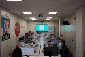 Paterna renueva el convenio con Jovesólides para combatir la brecha digital en La Coma