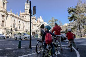 El segundo informe de la Agencia de la Bici de València refleja un incremento del uso de este vehículo entre las m ujeres de 25 a 55 años
