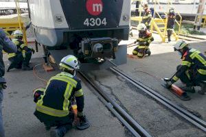 Ferrocarrils de la Generalitat Valenciana imparte prácticas a Bomberos del Ayuntamiento de València sobre el levantamiento de unidades de metro