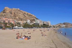 El sector turístico valenciano exige que la vacunación masiva sea compatible con el periodo de vacaciones del verano