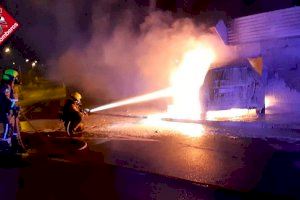 Arde un coche en Alicante tras chocarse con el muro de su garaje