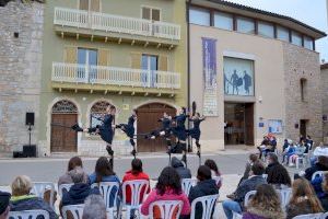 El festival A RAS! baixa el teló a Orpesa amb una primera edició que ha omplit el nucli antic de teatre, dansa i circ