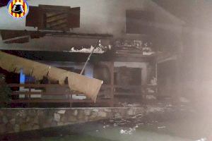 Grave incendio calcina un chalet en Barx, en la Safor