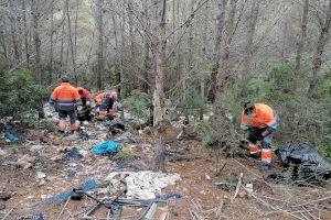 El Ayuntamiento de Peñíscola limpia, "ante la pasividad de Conselleria", el vertido incontrolado de residuos en el Parque Natural de la Sierra de Irta