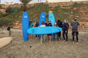 El Ayuntamiento potencia el surf en las playas de Orihuela