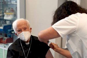 El cardenal arzobispo de Valencia recibe la vacuna contra el COVID-19