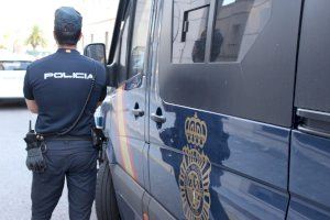 Un hombre pega un puñetazo a un Policía Nacional de Valencia que le pidió que se colocara la mascarilla