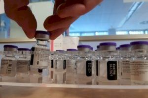 Los vacunados con Pfizer podrían necesitar una tercera dosis medio año después