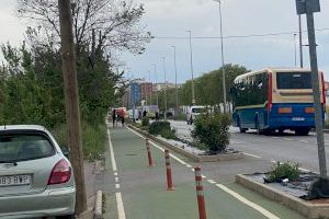 Un motorista mor a Castelló després de xocar i quedar atrapat entre les rodes d'un camió